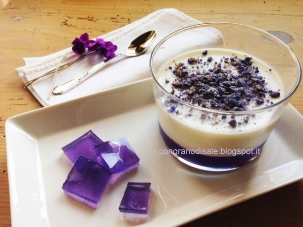 PANNA COTTA CON CRUMBLE ALLA VIOLETTA